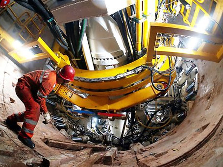 地鐵2號(hào)線首臺(tái)盾構(gòu)機(jī)始發(fā)(圖1) 地鐵2號(hào)線首臺(tái)盾構(gòu)機(jī)始發(fā)