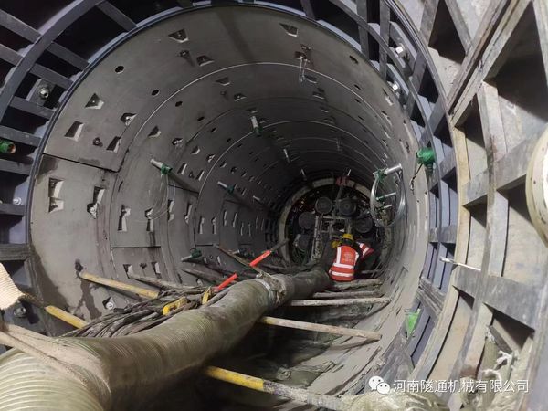 熱烈祝賀鄭州地鐵12號線21.4米長富水細(xì)砂層機(jī)械法聯(lián)絡(luò)通道順利貫通！(圖6)